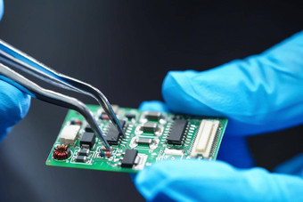 技术员修复内部硬磁盘集成电路概念数据硬件技术员技术
