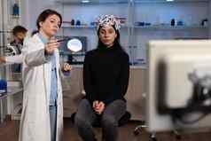 医生神经学家医生分析大脑进化病人脑电图扫描仪