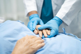 亚洲医生穿手套正常的检查病人保护安全感染科维德冠状病毒爆发检疫护理医院病房