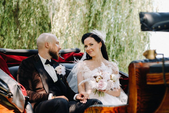 新娘新郎花束坐着马车自然复古的风格