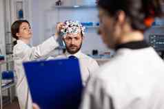 专家神经学家持有剪贴板解释神经系统治疗男人。病人