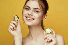 快乐的女人黄瓜维生素皮肤护理自然产品