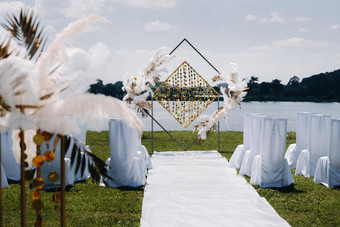 装饰婚礼拱自然婚礼仪式拱装饰“复古”方式羽毛湖背景