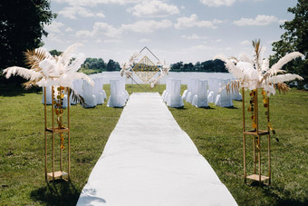 装饰婚礼拱自然婚礼仪式拱装饰“复古”方式羽毛湖背景