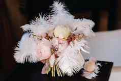 新娘的婚礼花束玫瑰装饰白色羽毛小花