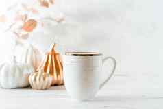 细节生活杯茶咖啡南瓜蜡烛早午餐叶子白色表格背景首页装饰舒适的房子秋天周末概念下降叶子首页装饰