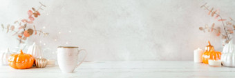 细节生活杯茶咖啡南瓜蜡烛早午餐叶子白色表格背景首页装饰舒适的房子秋天周末概念横幅秋天首页装饰