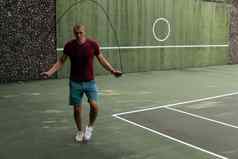 男人。跳绳子网球法院