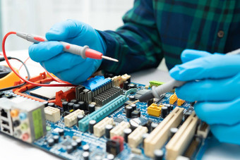 亚洲技术员修复微电路主要董事会电脑电子技术硬件移动电话升级清洁概念