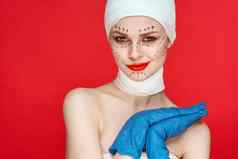 女病人摆姿势蓝色的手套红色的嘴唇手术面部复兴孤立的背景