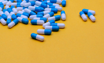 蓝色的白色抗生素胶囊药片传播黄色的背景抗生素药物电阻抗菌药物制药行业制药产品药店商店医院