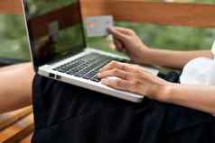 亚洲女人移动PC信贷卡购物电子商务