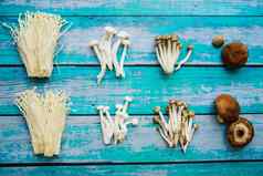 类型生健康的蘑菇安排木表格高质量照片
