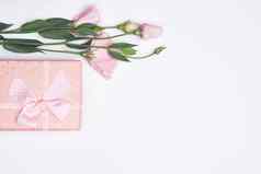 粉红色的礼物盒子花花束假期光背景