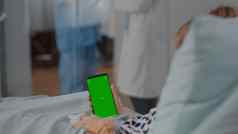 住院孩子休息床上模拟绿色屏幕浓度关键智能手机