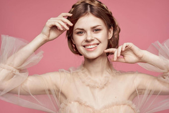 肖像女人手势手化妆品时尚发型摆姿势粉红色的背景