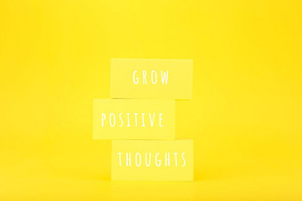 积极的肯定动机<strong>报价</strong>概念成长积极的的想法写黄色的矩形黄色的背景