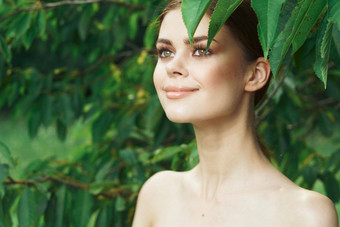 肖像女人有吸引力的只肩膀绿色叶子裁剪视图