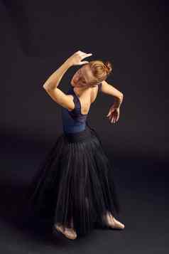 女人舞者优雅的风格艺术平衡艺术家黑暗背景