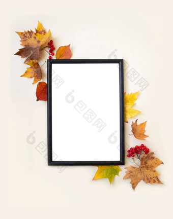 空白模拟照片框架秋天叶子浆果米色背景平躺前视图复制空间