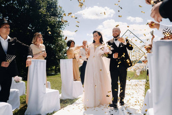 涅斯维日白俄罗斯快乐婚礼夫妇眼镜酒通过客人婚礼仪式