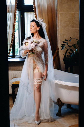 新娘穿着闺房透明的衣服内衣坐在古董浴羽毛手早....新娘