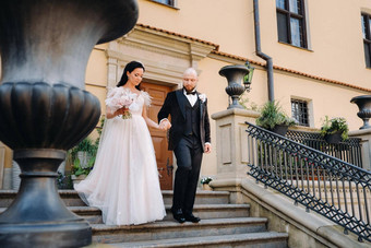 新娘新郎走楼梯涅斯维日城堡婚礼夫妇下楼梯宫