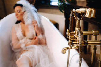新娘穿着闺房透明的衣服内衣谎言古董浴室白色羽毛手早....新娘