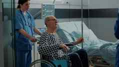 高级病人离开医院病房轮椅