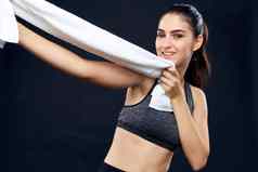 运动型女人锻炼毛巾健身房健康锻炼