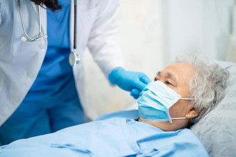 医生检查亚洲高级上了年纪的夫人女人病人穿脸面具医院保护感染杀了冠状病毒科维德病毒