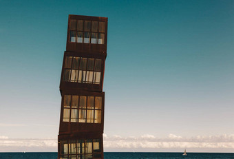 巴塞罗那西班牙雕塑设计安装艺术家丽贝卡角颜色十钢掌管着城市海滩