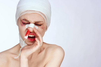 女病人止血栓鼻子血受伤的脸孤立的背景