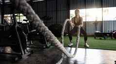 有吸引力的强大的亚洲健身女人战斗绳子锻炼健身房重量培训锻炼会话