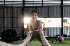 有吸引力的强大的亚洲健身女人战斗绳子锻炼健身房重量培训锻炼会话