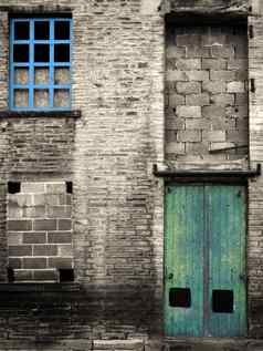 古董风格彩色的图像被遗弃的工业仓库工厂建筑蓝色的窗户绿色通过