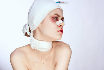 肖像女人健康问题受伤脸注射光背景