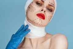 女人红色的嘴唇塑料手术操作只肩膀孤立的背景