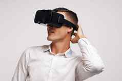 男人。虚拟现实眼镜高科技模拟器技术工作室