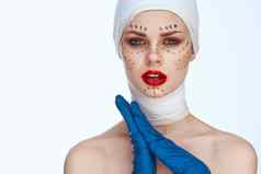 肖像女人复兴面部注射化妆品程序特写镜头