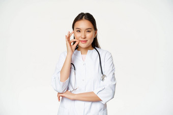 禁忌医疗保密概念年轻的亚洲医生女医生显示口沉默禁忌邮政编码手势承诺站白色背景