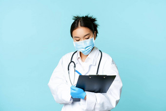 图像朝鲜文医生女护士医疗脸面具写作病人信息检查医院转变站统一的蓝色的背景