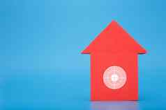 红色的玩具房子目标中间蓝色的背景复制空间概念真正的房地产贷款抵押贷款