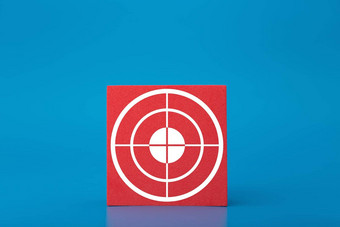 目标目标象征红色的多维数据集中间黑暗蓝色的背景概念得分设置个人业务目标