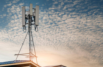 电信塔蓝色的天空白色云背景天线蓝色的天空广播卫星波兰沟通技术电信行业移动电信网络