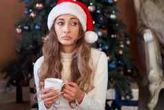 圣诞节女人穿着白色毛衣圣诞老人他牛仔裤坐着地板上圣诞节树现在盒子