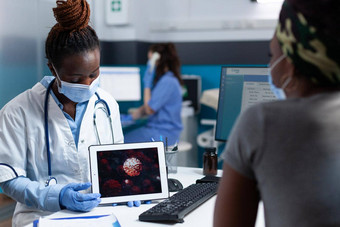 非洲美国医生医生持有平板电脑电脑