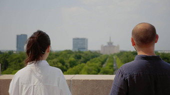年轻的夫妇欣赏城市<strong>景观建筑</strong>屋顶