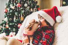 快乐圣诞节快乐孩子小狗狗毛衣玩拥抱有趣的沙发上毯子冬天假期孩子男孩圣诞老人他圣诞节树光散景快乐一年