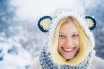 美丽的冬天肖像年轻的女人冬天雪风景冬天女人肖像户外模型穿时尚的针织冬天他手套